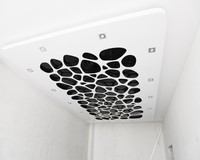 Черно-белый резной натяжной потолок фото.