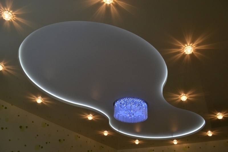 Бесплатная схема красивого освещения натяжного потолка.