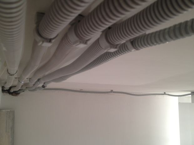 Как правильно провести электропроводку под натяжной потолок.