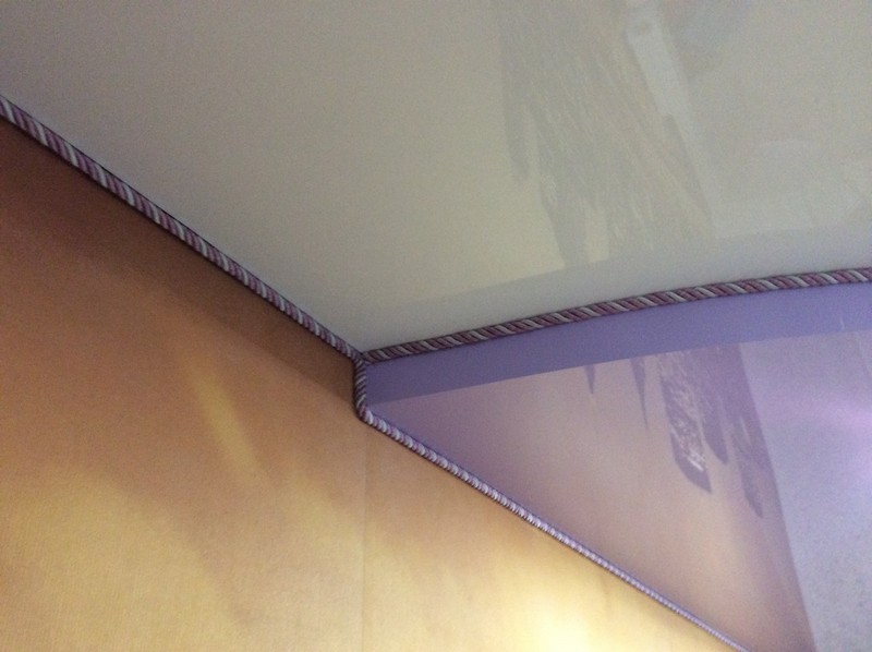 Потолочная лента для натяжных потолков фото в интерьере